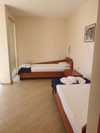 Отель Amon Ra Family Hotel Созополь Двухместный номер с 2 отдельными кроватями и видом на море-1