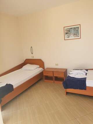 Отель Amon Ra Family Hotel Созополь Двухместный номер с 2 отдельными кроватями и видом на море-2